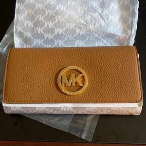 Michael Kors Fulton Carryall Leather Wallet Pebble Brown Leather Acorn NWT